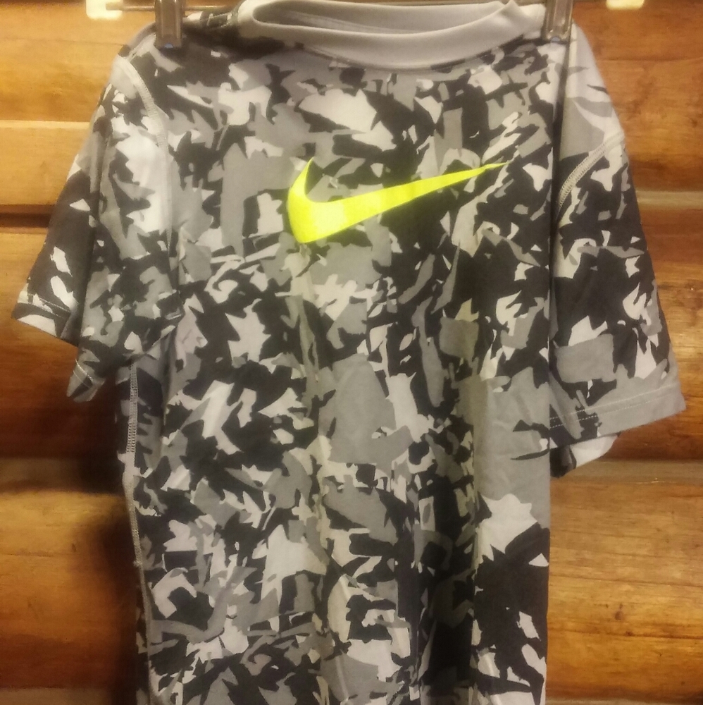 Boys camo Nike Dri Fit t-shirt sz med